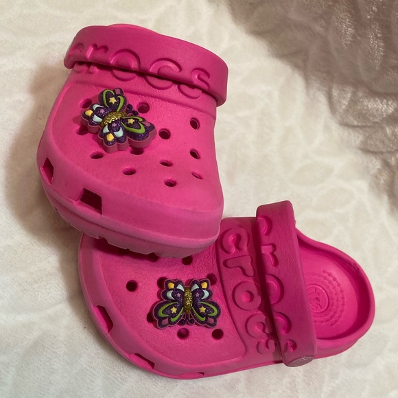 Toddler girl hot pink crocs in size 6 with butterfly charm - Picture 1 of 4